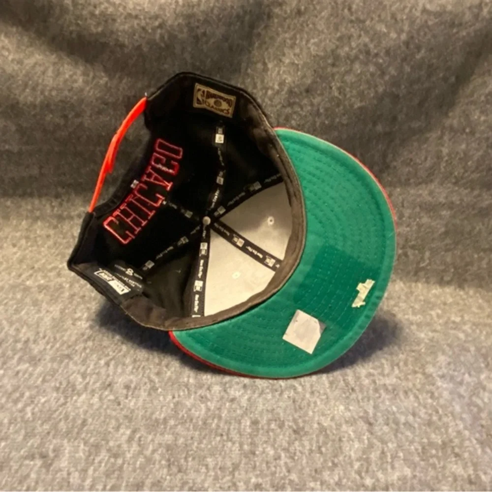 Chicago Bulls Snap Back Hat Red White Cap One Size Hard‎ Wood Classic New Era
